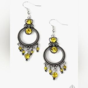 Palace Politics Yellow earrings 💛 Vintage